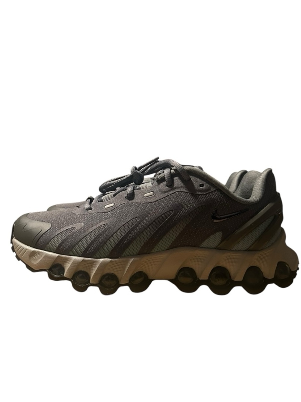 Nike Men’s Black and Gray Cushioned Athletic Trainers - Picture 2 of 6